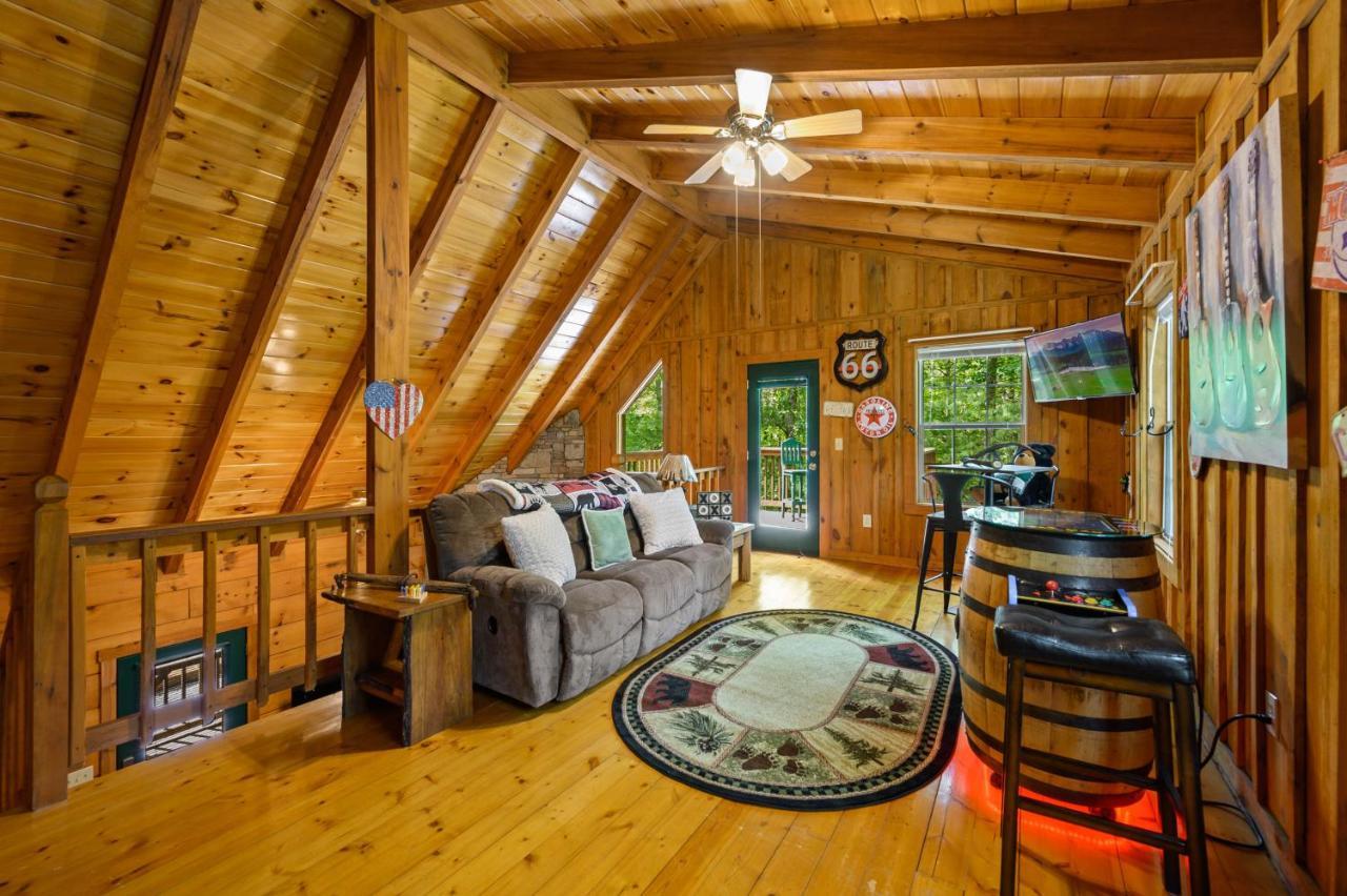 סביירוויל Gypsy Road - Privacy! Log Cabin With Hot Tub, Wifi, Directv And Arcade מראה חיצוני תמונה