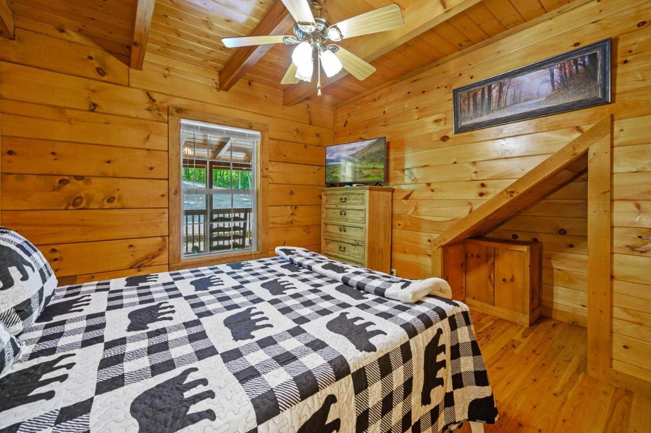 סביירוויל Gypsy Road - Privacy! Log Cabin With Hot Tub, Wifi, Directv And Arcade מראה חיצוני תמונה
